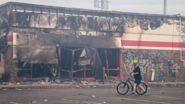 Hình ảnh cửa hàng Auto Zone sau khi bị đốt phá. Ảnh: Pioneer Press