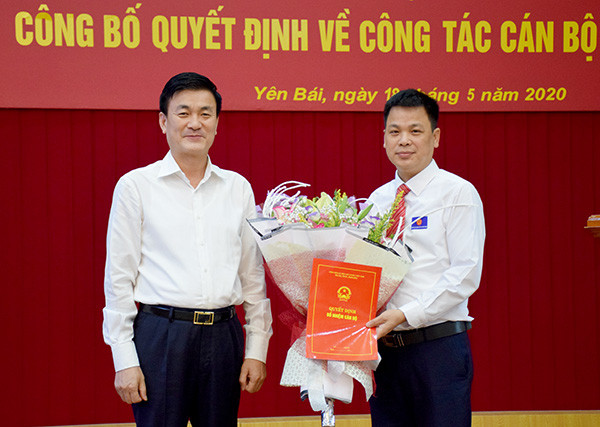 Phó Chủ tịch UBND tỉnh Yên Bái Nguyễn Chiến Thắng trao quyết định và chúc mừng đồng chí Nguyễn Thanh Tú.
