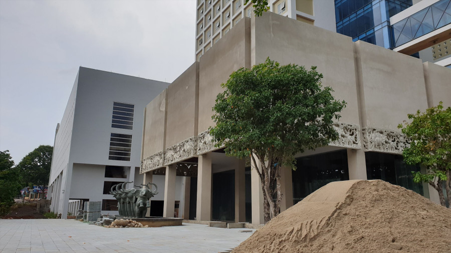 Dự án Trung tâm Thương mại Phú Xuân của Công ty TNHH Xây dựng Phú Xuân (công ty Phú Xuân) được UBND tỉnh Đắk Lắk chấp thuận chủ trương đầu tư vào tháng 8.2016. Tháng 7.2007, UBND tỉnh Đắk Lắk cấp giấy chứng nhận đầu tư và điều chỉnh lần thứ nhất vào tháng 5.2012. Ảnh: Hữu Long