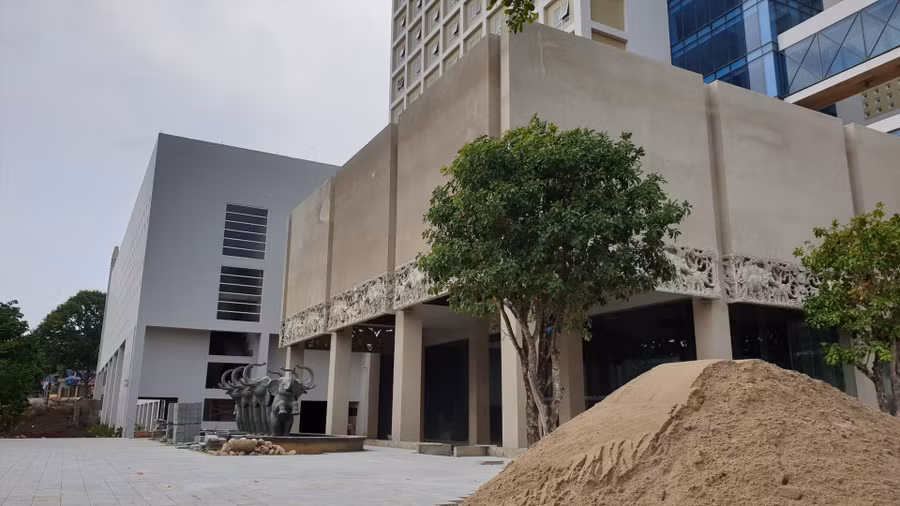 Dự án Trung tâm Thương mại Phú Xuân của Công ty TNHH Xây dựng Phú Xuân (công ty Phú Xuân) được UBND tỉnh Đắk Lắk chấp thuận chủ trương đầu tư vào tháng 8.2016. Tháng 7.2007, UBND tỉnh Đắk Lắk cấp giấy chứng nhận đầu tư và điều chỉnh lần thứ nhất vào tháng 5.2012. Ảnh: Hữu Long Dự án Trung tâm Thương mại Phú Xuân của Công ty TNHH Xây dựng Phú Xuân (công ty Phú Xuân) được UBND tỉnh Đắk Lắk chấp thuận chủ trương đầu tư vào tháng 8.2016. Tháng 7.2007, UBND tỉnh Đắk Lắk cấp giấy chứng nhận đầu tư và điều chỉnh lần thứ nhất vào tháng 5.2012. Ảnh: Hữu Long