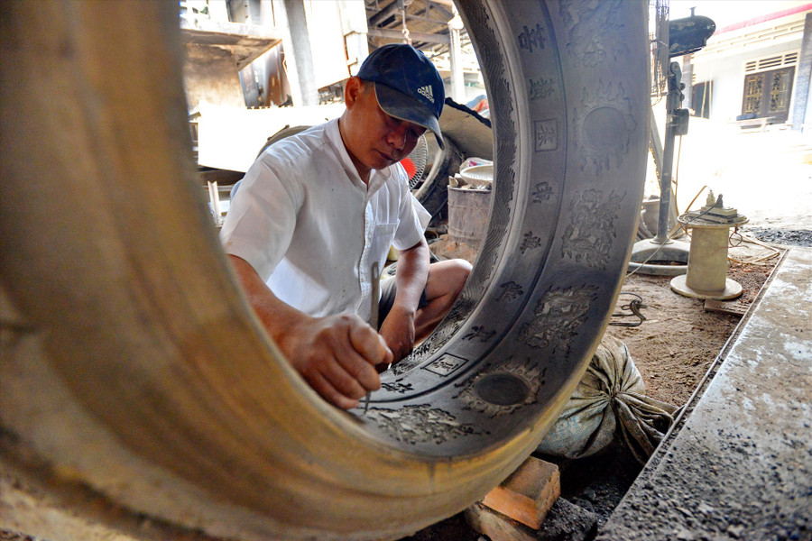 Tạo hoa văn trên khuôn đúc. Ảnh: Thái Hoàng