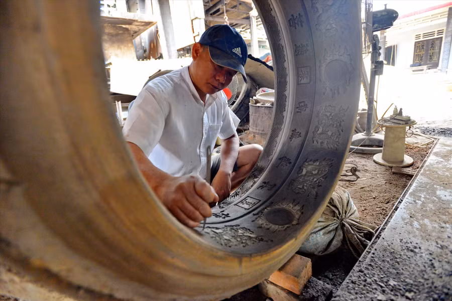 Tạo hoa văn trên khuôn đúc. Ảnh: Thái Hoàng