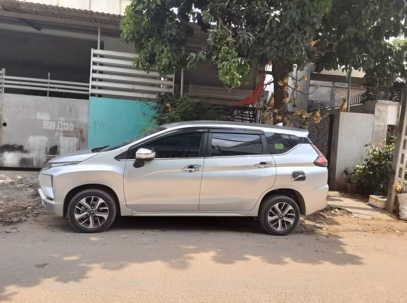 Nên đậu xe dưới các bóng mát cây xanh hay hầm giữ xe để bảo vệ khỏi nhiệt độ cao. Ảnh Kiến Văn