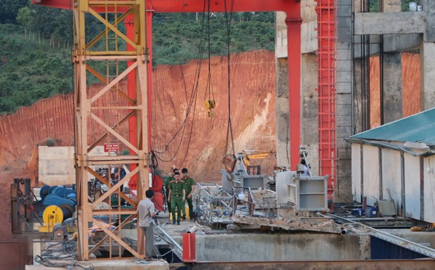 Lực lượng chức năng có mặt tại hiện trường chiều 25/5 để điều tra làm rõ vụ việc. (Ảnh: Dư Toán/TTXVN)