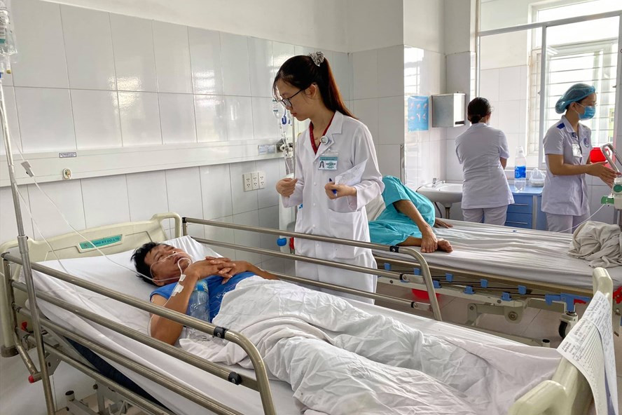 Hơn 100 người bị ngộ độc tại Đà Nẵng. Ảnh: Thuỳ Trang  Hơn 100 người bị ngộ độc tại Đà Nẵng. Ảnh: Thuỳ Trang