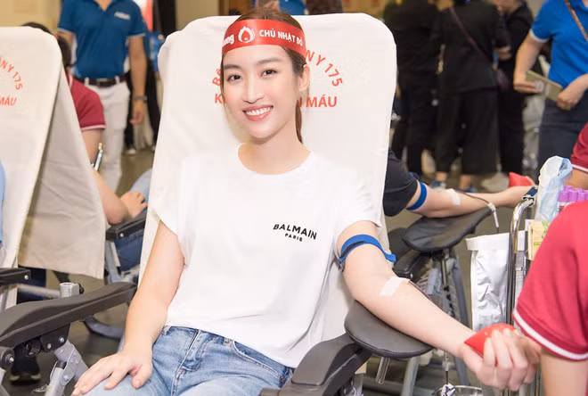 Cô hào hứng khi hiến máu cứu người.