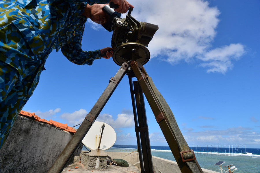 Trên các đảo, bên cạnh khí tài hiện đại, các vọng gác quan sát bằng mắt thường được duy trì thường xuyên - Ảnh: Mai Thanh Hải