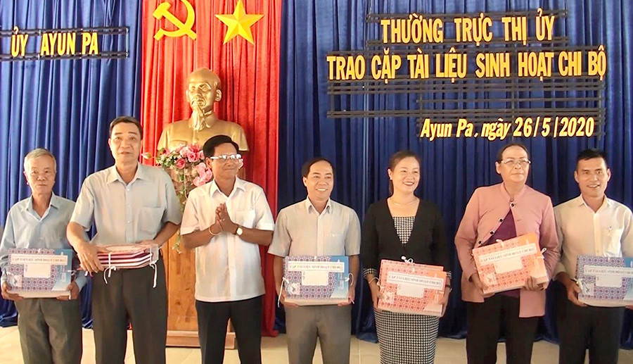 Thị ủy Ayun Pa trao cặp tài liệu sinh hoạt chi bộ. Ảnh: Nguyễn Đình Thị ủy Ayun Pa trao cặp tài liệu sinh hoạt chi bộ. Ảnh: Nguyễn Đình