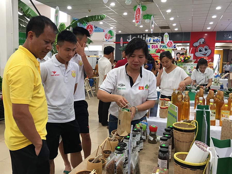  Sản phẩm của Hợp tác xã Nông nghiệp và Dịch vụ Nam Yang (huyện Đak Đoa) trưng bày tại lễ hội nông sản địa phương. Ảnh: H.D