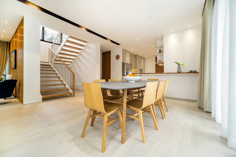 Tường và sàn màu trắng khiến phòng ăn trông rộng hơn so với diện tích thực tế.