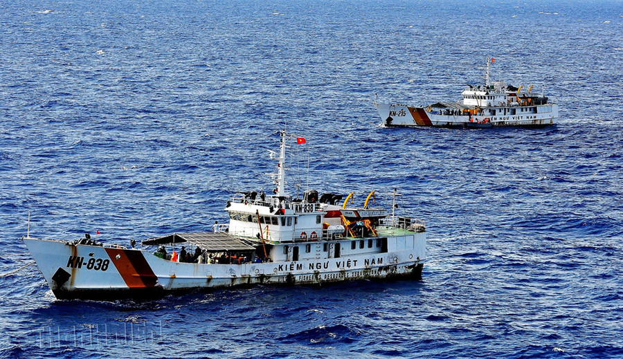 Bên cạnh các tàu hải quân, lực lượng tàu Kiểm ngư của Bộ NN&PTNT cũng đóng vai trò nòng cốt bảo vệ chủ quyền trên các vùng biển đảo Tổ quốc. Hình: 2 tàu Kiểm ngư trực tại khu vực nhà giàn DK1 - Ảnh: Mai Thanh Hải