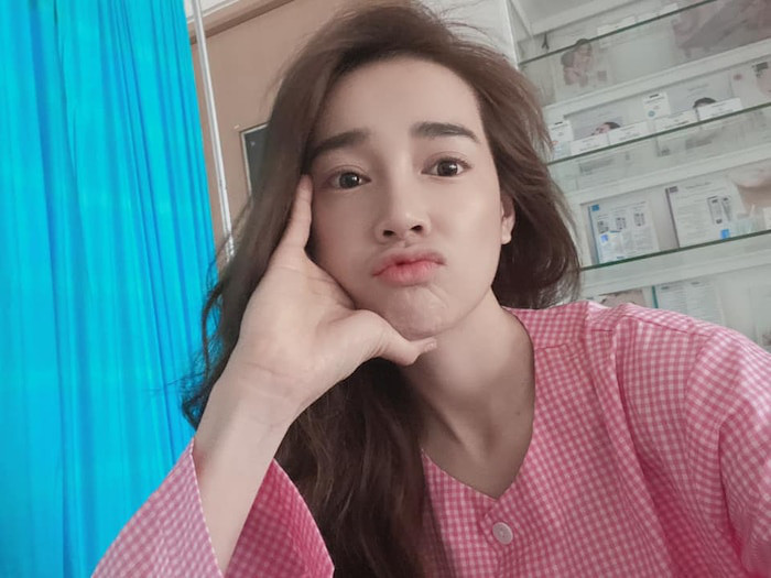 Mặc dù có vẻ trông khá gầy thế nhưng cô vẫn được khen ngợi vì sự xinh đẹp.