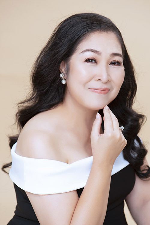 Thân hình của NSND Hồng Vân dù không được mảnh mai nhưng vẫn khiến người đối diện khó có thể rời mắt trước vẻ đẹp đằm thắm của chị.