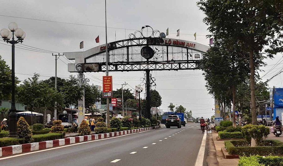 Cổng chào phía Nam huyện Chư Sê đã bị cháy trong đêm. Ảnh: Văn Ngọc 