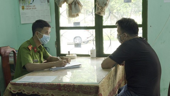 Công an đang làm việc với tài xế Nguyễn Văn Hùng Công an đang làm việc với tài xế Nguyễn Văn Hùng