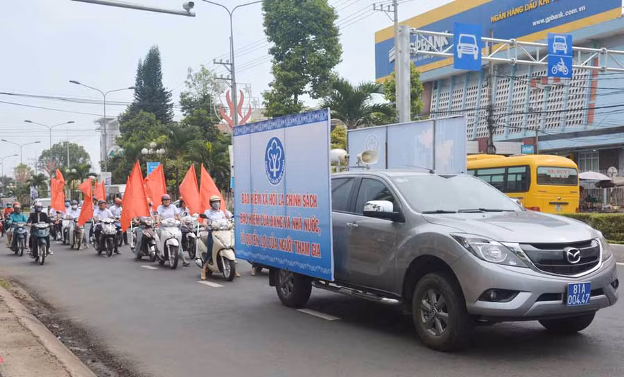 BHXH Gia Lai tổ chức truyền thông lưu động hưởng ứng Tháng vận động triển khai BHXH toàn dân. Ảnh: Như Nguyện