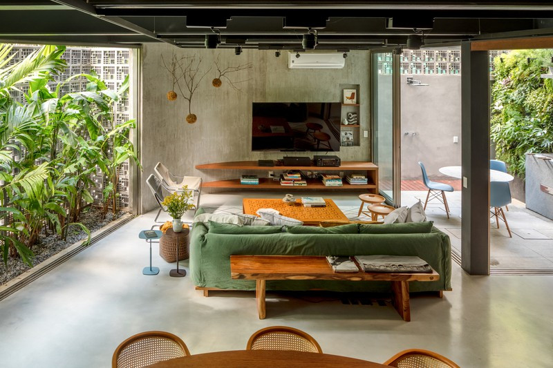 Khu vực tiếp khách sắp xếp theo kiểu mở, có thể nhìn ra khu vườn xung quanh thông qua những bức tường bằng kính.