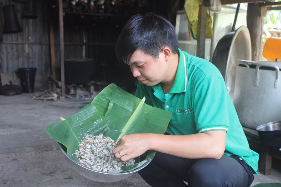 Ai đến thăm tộc người Rơ Mâm đều có thể thưởng thức được món gỏi kiến độc, lạ