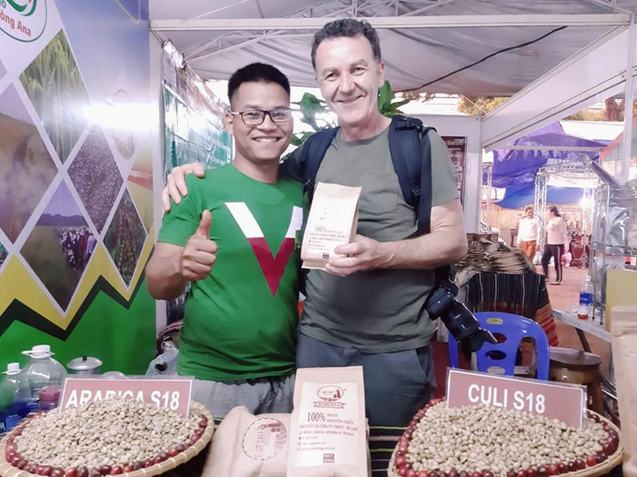 Chàng trai người Ê Đê Y Pốt Niê và những sản phẩm cà phê riêng biệt. Ảnh: HỮU LONG