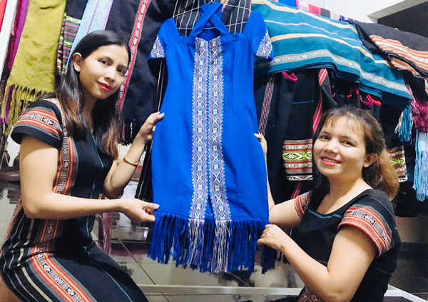 Ngoài đam mê âm nhạc, chị R'Com H'Sonh (bìa phải) còn muốn gìn giữ sản phẩm thổ cẩm của dân tộc. Ảnh: T.B