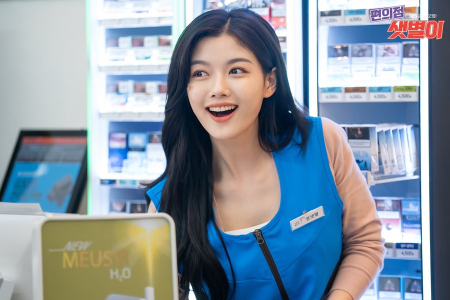 Tạo hình của Kim Yoo Jung trong vai nhân viên bán thời gian của một cửa hàng tiện lợi - Jung Saet Byul. Ảnh: Naver. 