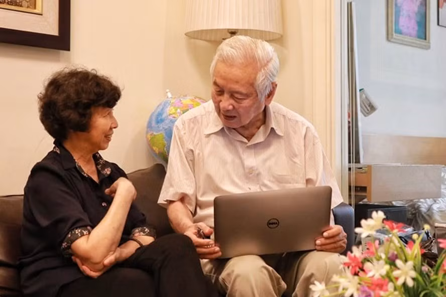 Bà Trịnh Thanh Đoan - con gái của đồng chí Lê Liêm (Chủ nhiệm Chính trị Chiến dịch Điện Biên Phủ) - ôn lại những hình ảnh tư liệu, câu chuyện thời kháng chiến với ông Đỗ Ca Sơn. Ảnh: Lan Nhi