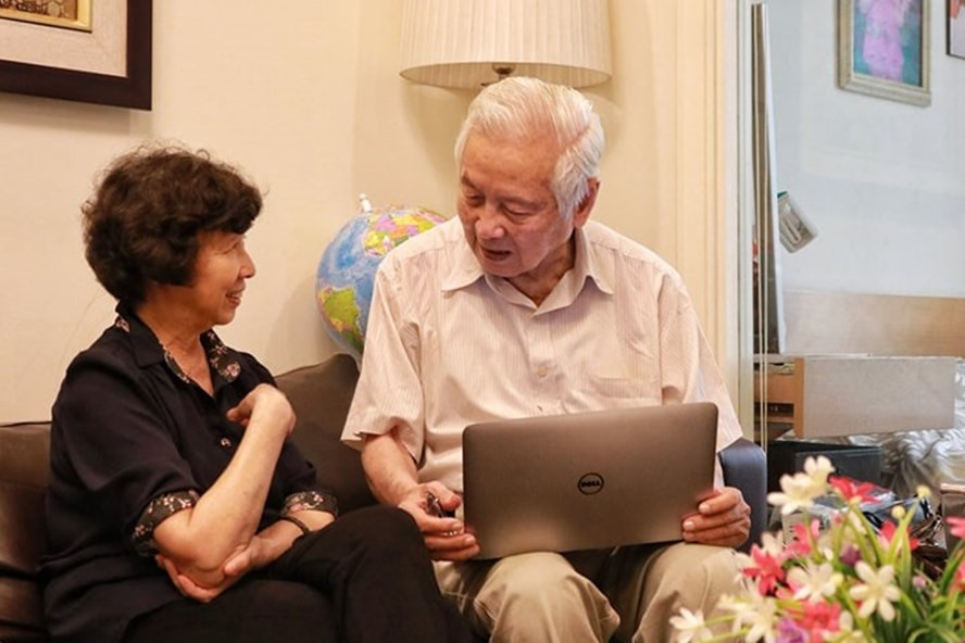 Bà Trịnh Thanh Đoan - con gái của đồng chí Lê Liêm (Chủ nhiệm Chính trị Chiến dịch Điện Biên Phủ) - ôn lại những hình ảnh tư liệu, câu chuyện thời kháng chiến với ông Đỗ Ca Sơn. Ảnh: Lan Nhi Bà Trịnh Thanh Đoan - con gái của đồng chí Lê Liêm (Chủ nhiệm Chính trị Chiến dịch Điện Biên Phủ) - ôn lại những hình ảnh tư liệu, câu chuyện thời kháng chiến với ông Đỗ Ca Sơn. Ảnh: Lan Nhi