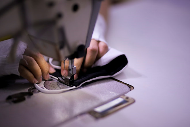 Khẩu trang vải kháng khuẩn có nhiều ưu điểm giúp xưởng may đạt doanh số cao hơn 30 lần thời điểm làm việc trước dịch. Ảnh: LÊ NAM