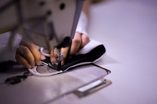 Khẩu trang vải kháng khuẩn có nhiều ưu điểm giúp xưởng may đạt doanh số cao hơn 30 lần thời điểm làm việc trước dịch. Ảnh: LÊ NAM