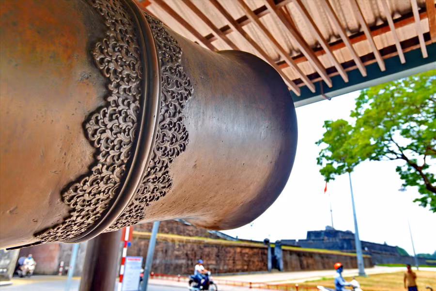  Hoa văn tinh xảo trên nòng một trong số những khẩu đại bác trong bộ Bảo vật Quốc gia Cửu vị thần công đặt trước cửa Ngọ Môn, Huế. Ảnh: Thái Hoàng