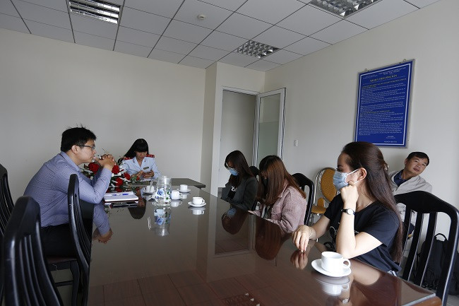 Lực lượng chức năng làm việc với những người vi phạm