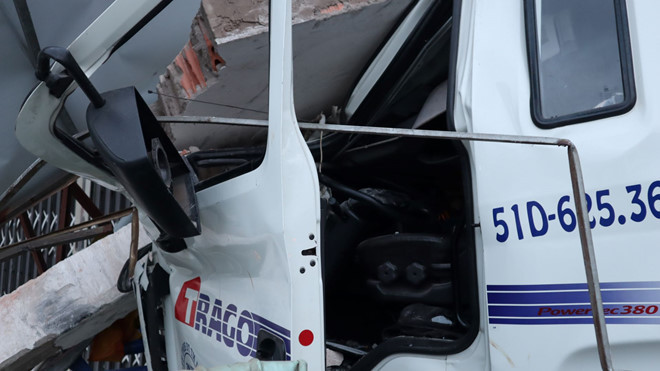 Phần đầu xe bị hư hỏng nặng - Ảnh: Hoàng Giáp Phần đầu xe bị hư hỏng nặng - Ảnh: Hoàng Giáp