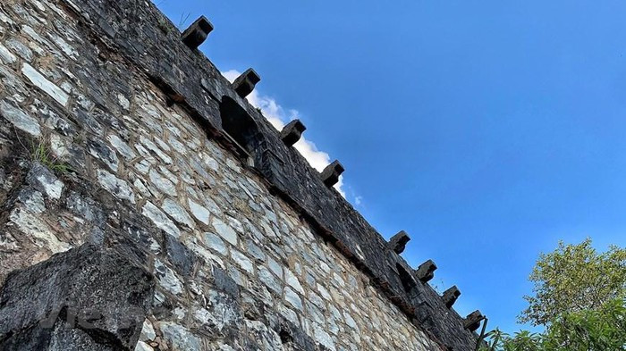 Những vách tường đá kiên cố như thách thức thời gian. (Ảnh: Xuân Mai/Vietnam+) Những vách tường đá kiên cố như thách thức thời gian. (Ảnh: Xuân Mai/Vietnam+)