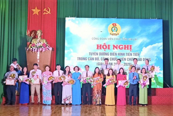 Công đoàn Viên chức tỉnh tặng giấy khen cho CBCCVC-LĐ điển hình tiên tiến. Ảnh: Đinh Yến Công đoàn Viên chức tỉnh tặng giấy khen cho CBCCVC-LĐ điển hình tiên tiến. Ảnh: Đinh Yến