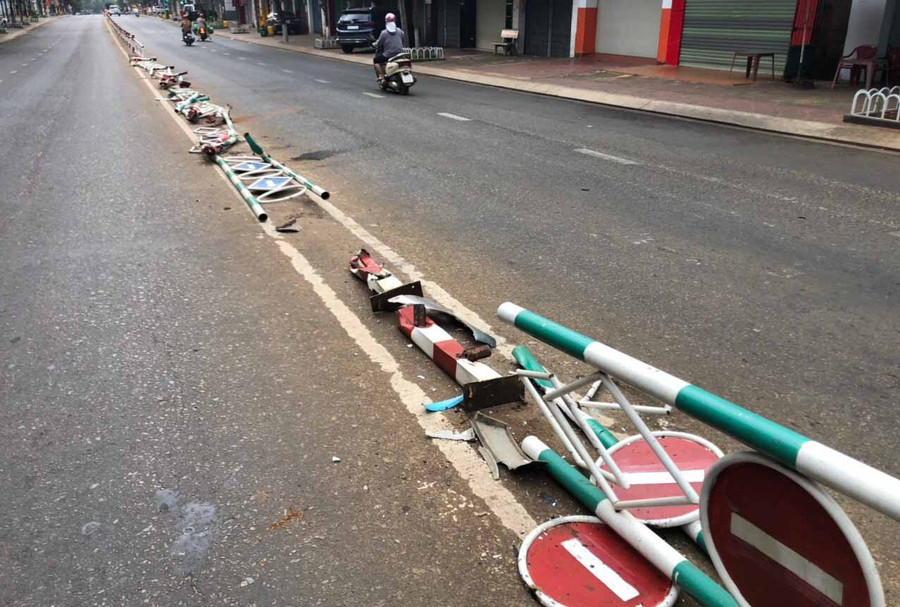 Sau khi tông văng dải phân cách, xe tải đã bỏ trốn. Ảnh: Anh Tiến