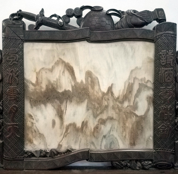 Đôi câu đối theo thể triện thư trên mặt lưng chiếc Quý phi sàng - Ảnh: L. ĐIỀN Đôi câu đối theo thể triện thư trên mặt lưng chiếc Quý phi sàng - Ảnh: L. ĐIỀN