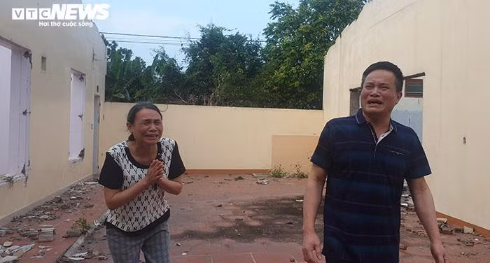 2 vợ chồng ông Lẫm, bà Quyết bật khóc khi về thăm lại công ty sau khi được tại ngoại. (Ảnh: VTC)