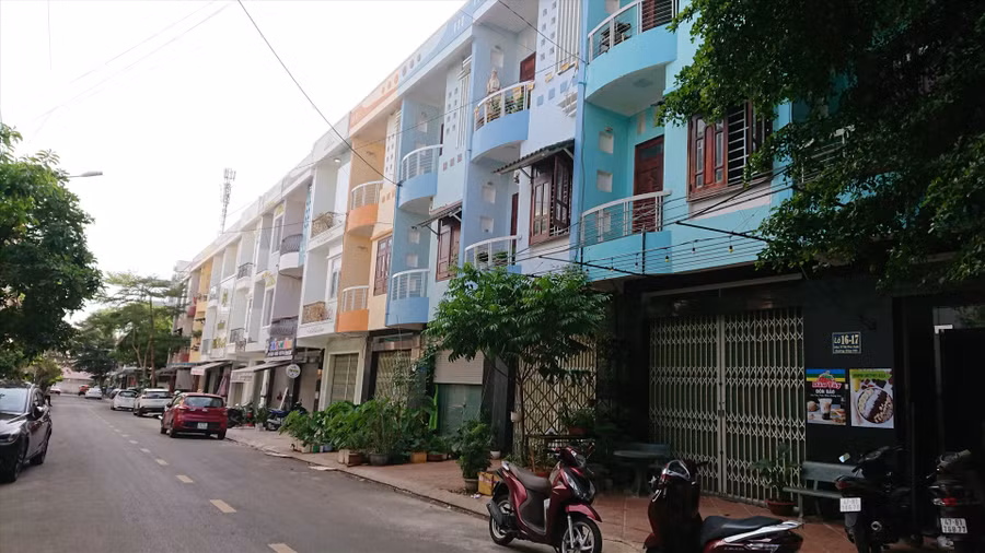 Toàn bộ khu vực nhà ở trên đường Giáp Hải (bên tay phải - PV) đều có nhiều người buôn bán, sinh sống nhưng chưa có sổ đỏ. Được biết, khu vực đất đường Giáp Hải nằm giữa trung tâm TP. Buôn Ma Thuột và được giới đầu cơ định giá đất rất cao. Ảnh: Hữu Long