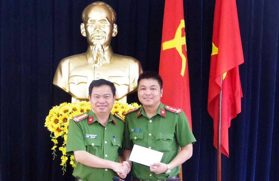 Đại tá Phan Thanh Tám (trái) đã thay mặt Ban Giám đốc Công an tỉnh khen thưởng đột xuất. Ảnh: Văn Ngọc 