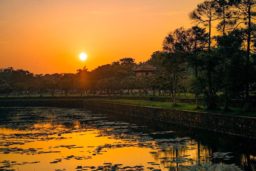 Nằm trên trục dọc từ Kỳ đài đến Phu Văn Lâu, Nghênh Lương đình là di tích được xây dựng dưới thời Nguyễn, dùng làm nơi nghỉ chân của nhà vua trước khi lên thuyền rồng trên sông Hương. Công trình soi bóng xuống hồ sen, lấp lánh ánh nước cam, vàng, tạo nên bức tranh thiên nhiên đầy chất thơ.