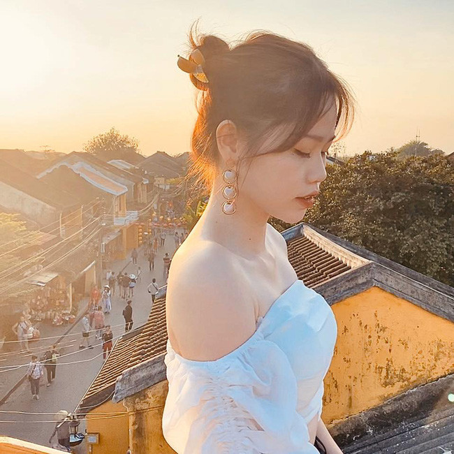 Phong cách thời trang của Huỳnh Anh thường là trang phục áo trễ vai, áo hai dây hững hờ giúp cô khoe khéo vòng eo gợi cảm.