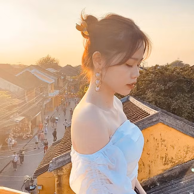 Phong cách thời trang của Huỳnh Anh thường là trang phục áo trễ vai, áo hai dây hững hờ giúp cô khoe khéo vòng eo gợi cảm.