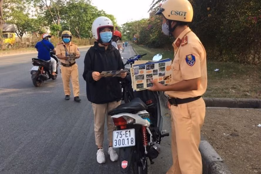 Kiểm tra phương tiện giao thông. Ảnh Cục CSGT