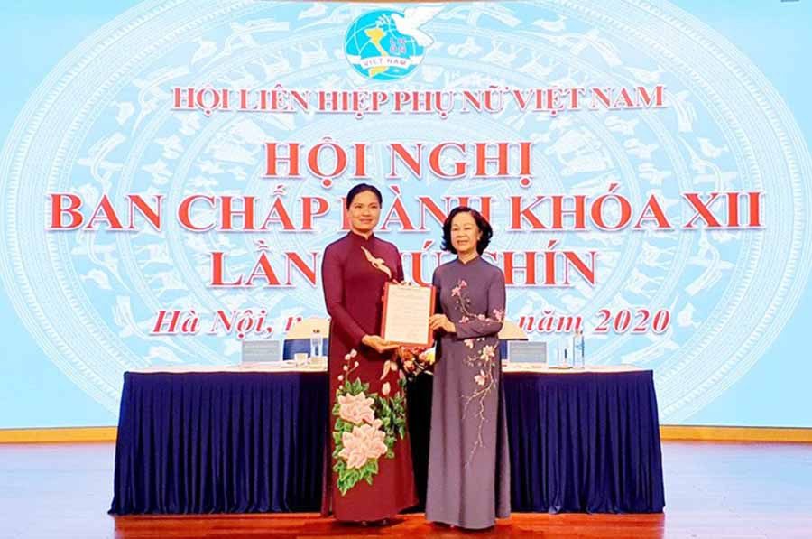 Đồng chí Trương Thị Mai (phải), Ủy viên Bộ Chính trị, Bí thư Trung ương Đảng, Trưởng ban Dân vận Trung ương, trao quyết định Bộ Chính trị về việc điều động, chỉ định bà Hà Thị Nga giữ chức danh Bí thư Đảng đoàn Hội LHPN Việt Nam nhiệm kỳ 2017-2022 (ảnh: internet)  Đồng chí Trương Thị Mai (phải), Ủy viên Bộ Chính trị, Bí thư Trung ương Đảng, Trưởng ban Dân vận Trung ương, trao quyết định Bộ Chính trị về việc điều động, chỉ định bà Hà Thị Nga giữ chức danh Bí thư Đảng đoàn Hội LHPN Việt Nam nhiệm kỳ 2017 – 2022 (ảnh: internet)