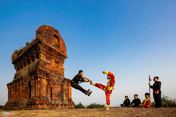 Luyện võ bên tháp Bánh Ít (huyện Tuy Phước, tỉnh Bình Định). Ảnh: K.N.B