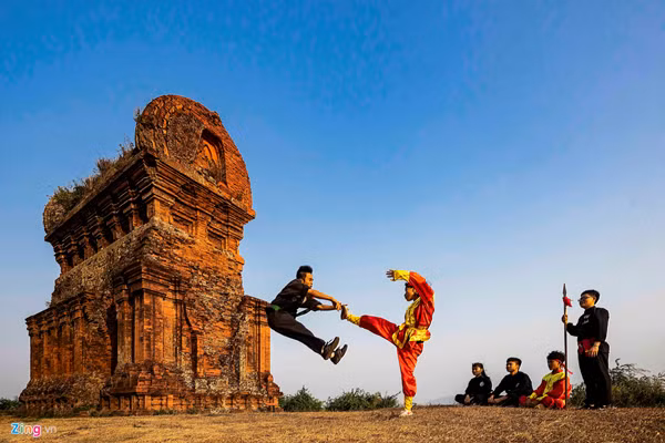 Luyện võ bên tháp Bánh Ít (huyện Tuy Phước, tỉnh Bình Định). Ảnh: K.N.B