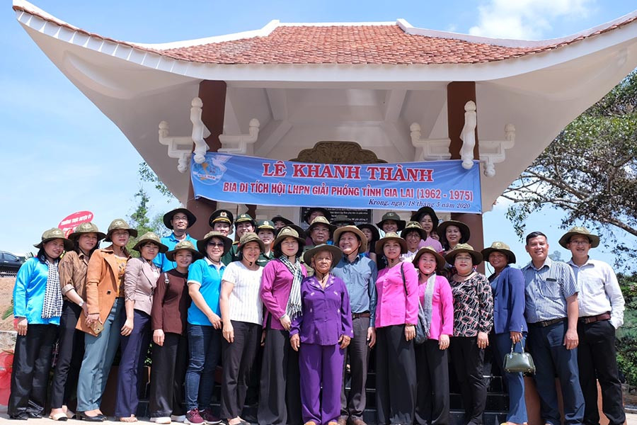 Các thế hệ phụ nữ chụp hình lưu niệm trước nhà bia di tích. Ảnh: Hoàng Ngọc Các thế hệ phụ nữ chụp hình lưu niệm trước nhà bia di tích. Ảnh: Hoàng Ngọc