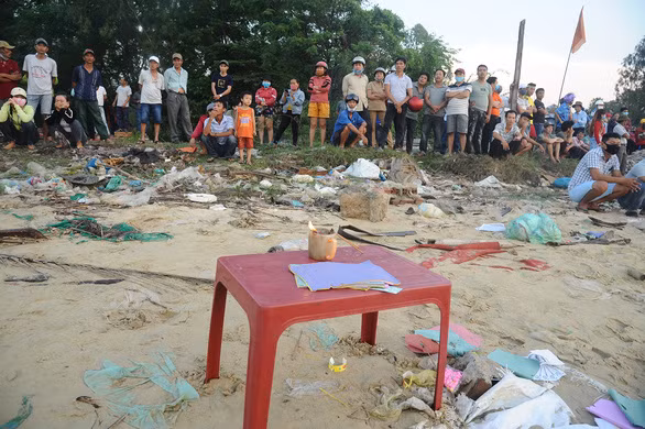 Người dân tập trung ra bờ sông theo dõi vụ việc - Ảnh: LÊ TRUNG