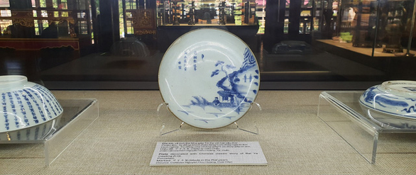 Đĩa sứ cổ thời nhà Nguyễn - Ảnh: PHƯỚC TUẦN
