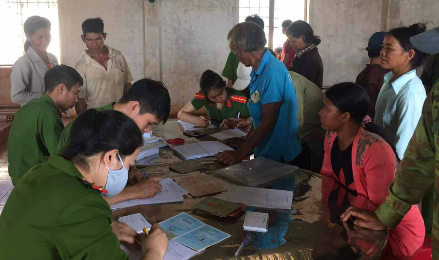  Công an huyện Mang Yang đến tận nơi làm chứng minh nhân dân cho bà con làng Pờ Yầu. Ảnh: Thúy Trinh